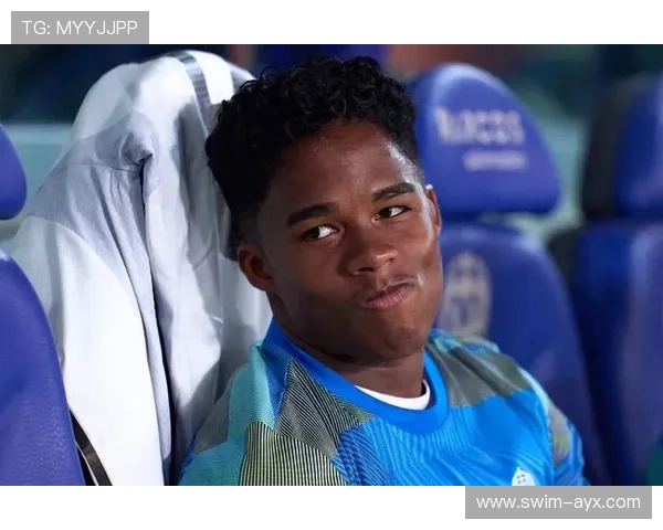 近视也能踢好球 世界足坛那些戴眼镜的传奇球星